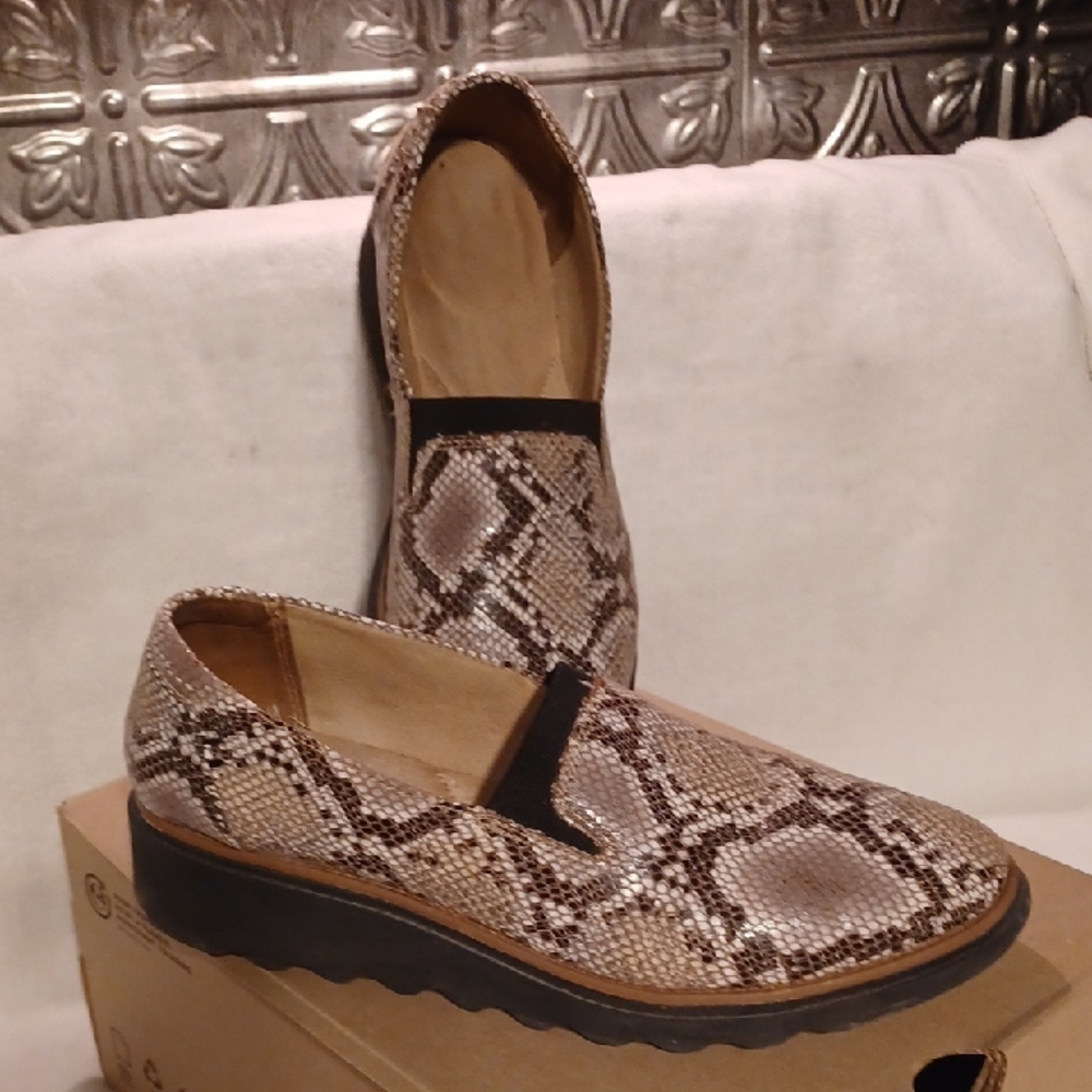 Clarks Brown Snakeskin Print Loafers Women's Size 8